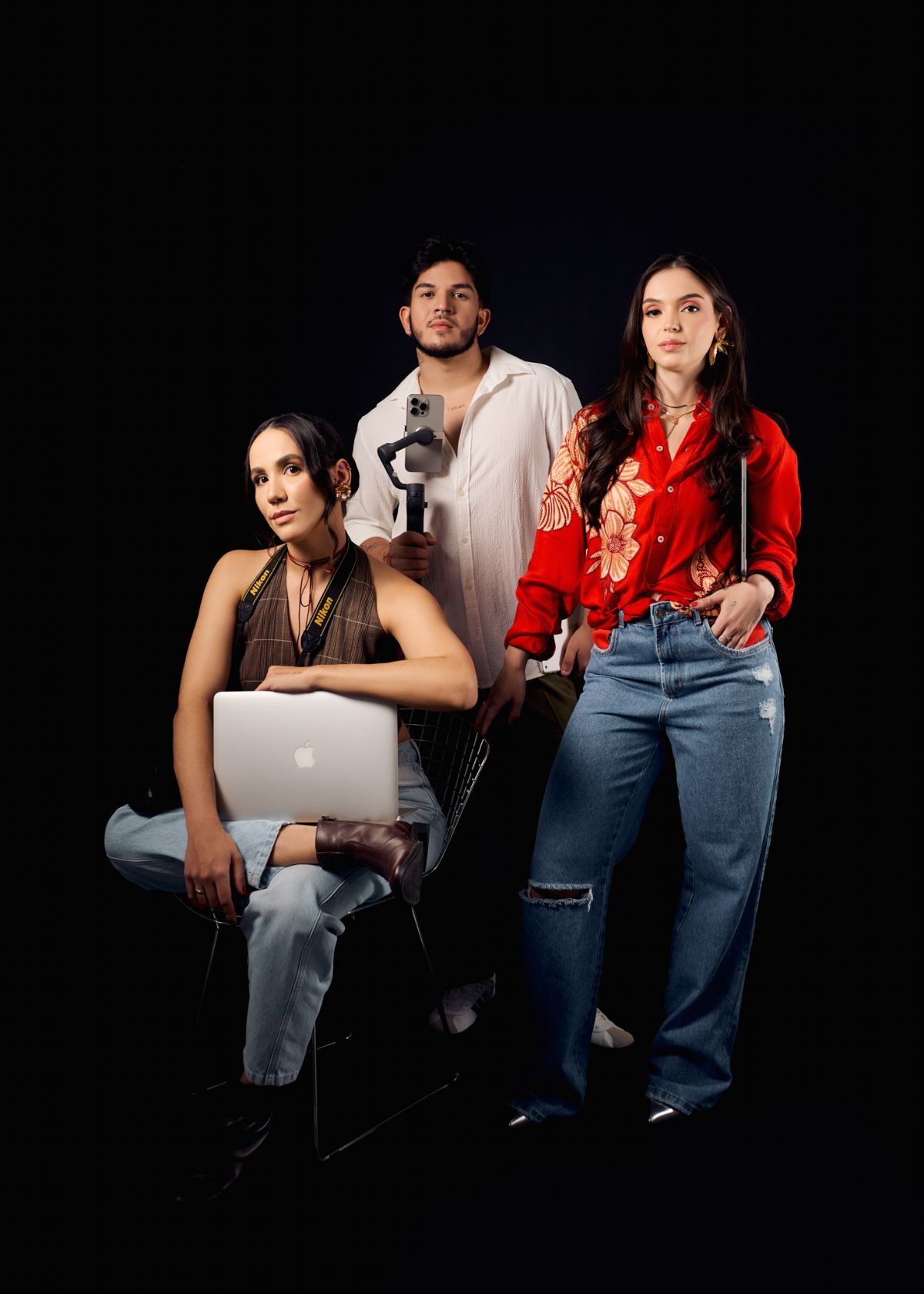 Equipe fotografada no estúdio da Janela Produtora